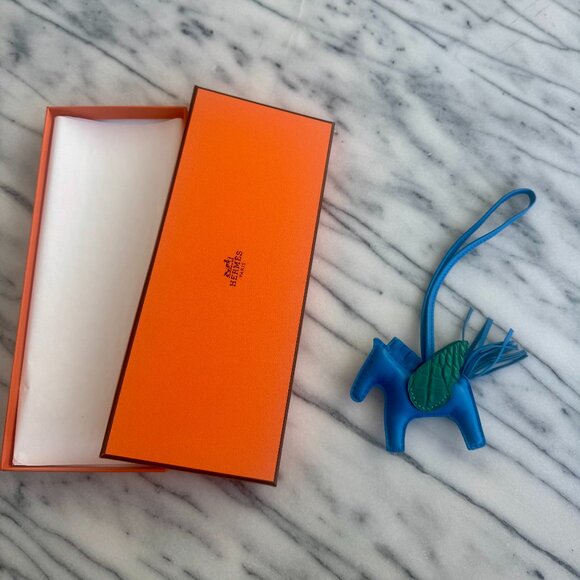 Hermes Accessories - 🇫🇷 - Hermès: Pegase Alligator Milo Lambskin Rodeo Charm PM - Blue & Green